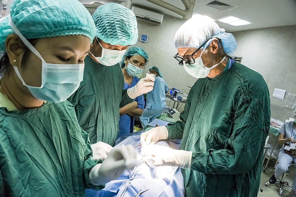 Kuva: AfS surgical team at the operating room/Almondbite3, Wikimedia Commons
